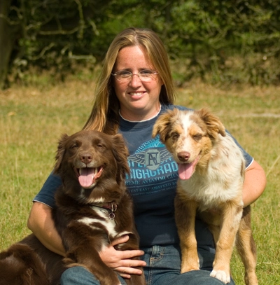 OsteoVet Dr. med. vet. Yvonne Marschall mit ihren Australian Shepherds